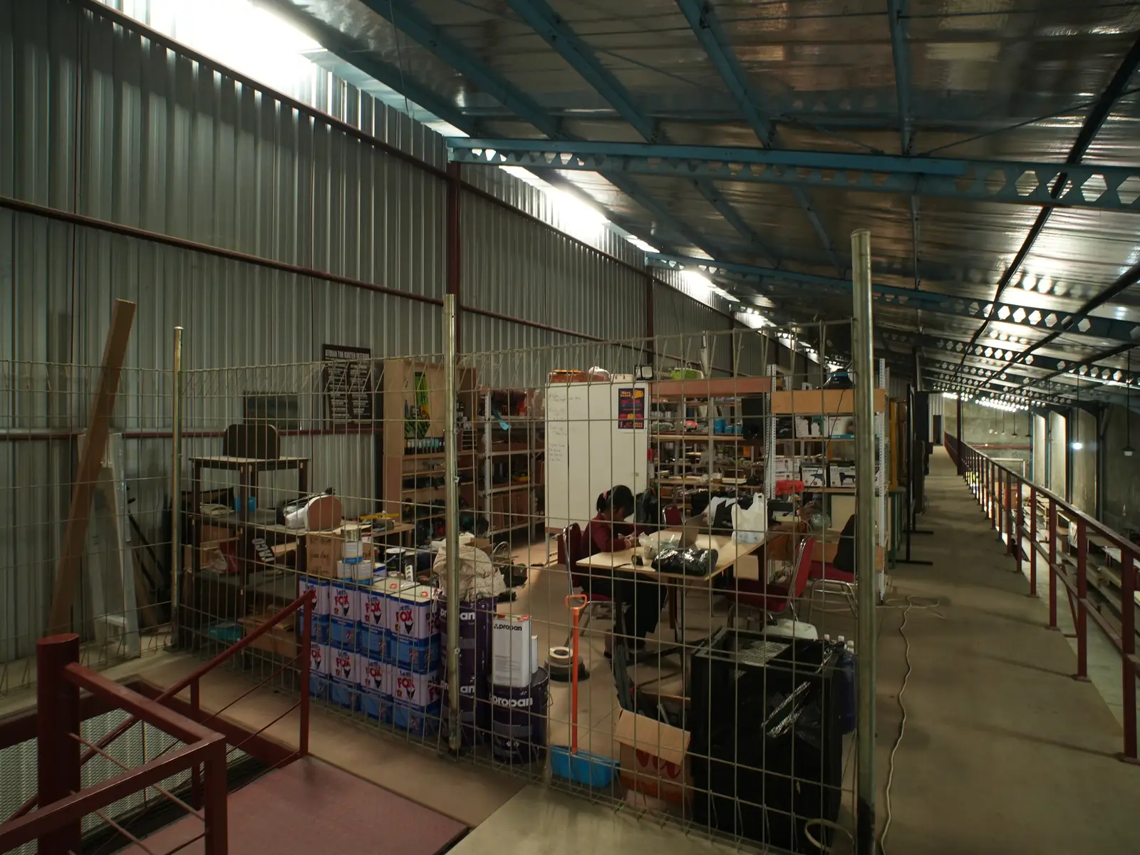 Area perlengkapan dan administrasi produksi di lantai atas workshop