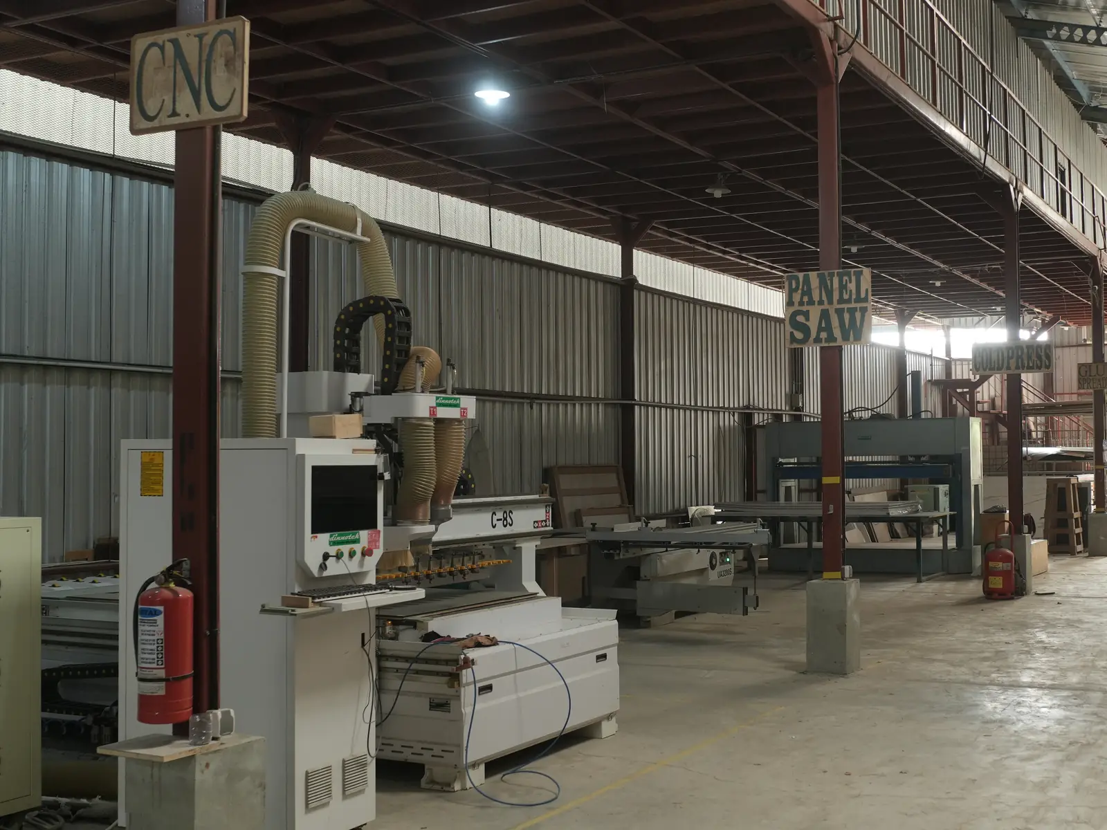 Area mesin produksi: CNC router, panel saw, cold press, dan glue spreader