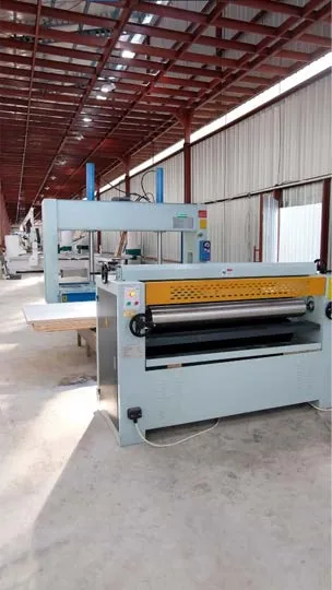 Mesin glue spreader di workshop RBE